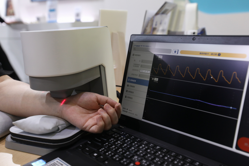 BBIN宝盈耘康脈象檢測系統透過電腦精準控制升降系統，還原中醫師三指把脈過程的舉、按、尋手法，將脈象感受轉化成數據，未來可結合大數據分析，實現智慧醫療及準確性